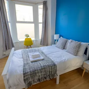 Spacious 5 Bed House, Perfect For Groups, Great Location Liverpool