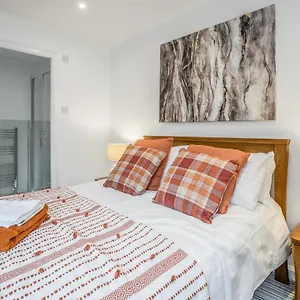 Spacious 3 Bedroom Modern House - Heart Of - Private Main Door Entrance & Private Garden With Stunning Views Of Arthur Seat Edinburgh